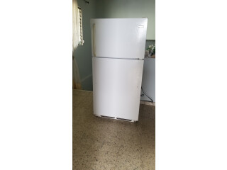 Refrigeradora 9 pies,  excelentes condiciones, pequeños detalles