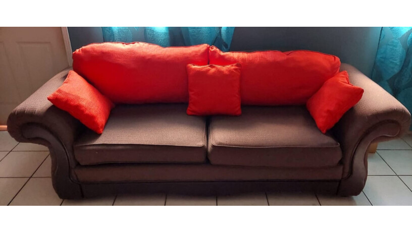 sofa-grande-color-cafe-con-cojines-naranja-big-1